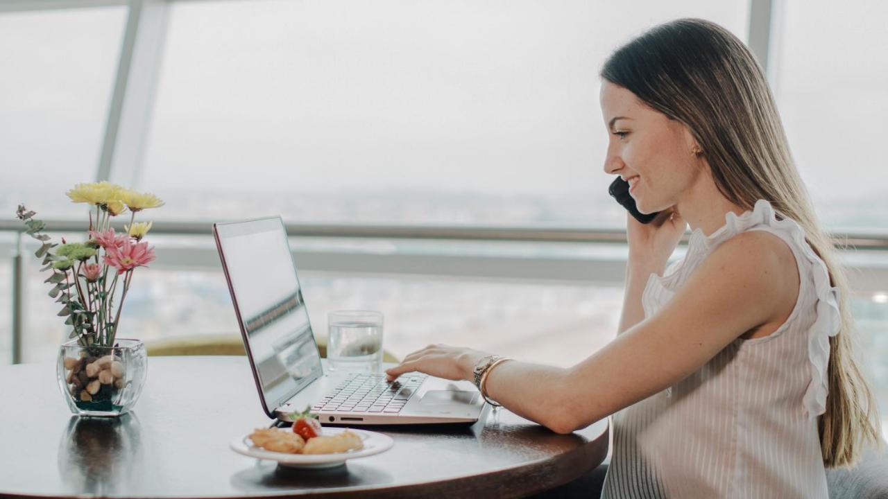 Holiday Inn - Quito Airport By Ihg Tababela Luaran gambar A woman working from home