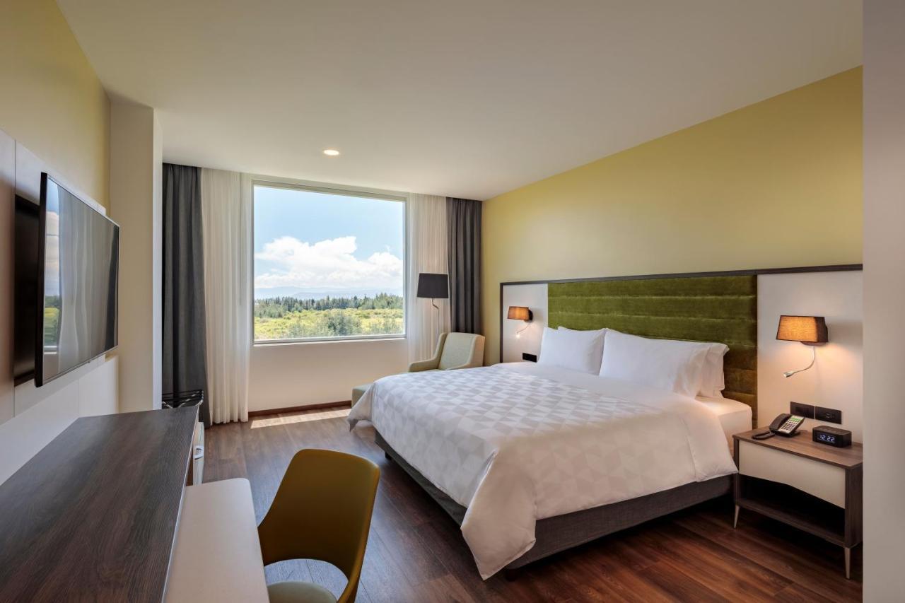 Holiday Inn - Quito Airport By Ihg Tababela Luaran gambar A room at the Hilton Garden Inn in San Jose, Costa Rica