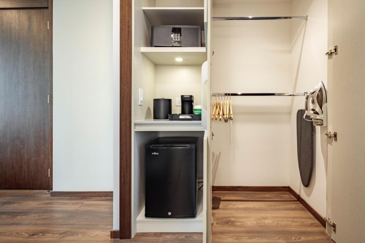 Holiday Inn - Quito Airport By Ihg Tababela Luaran gambar A wet bar in a hotel room