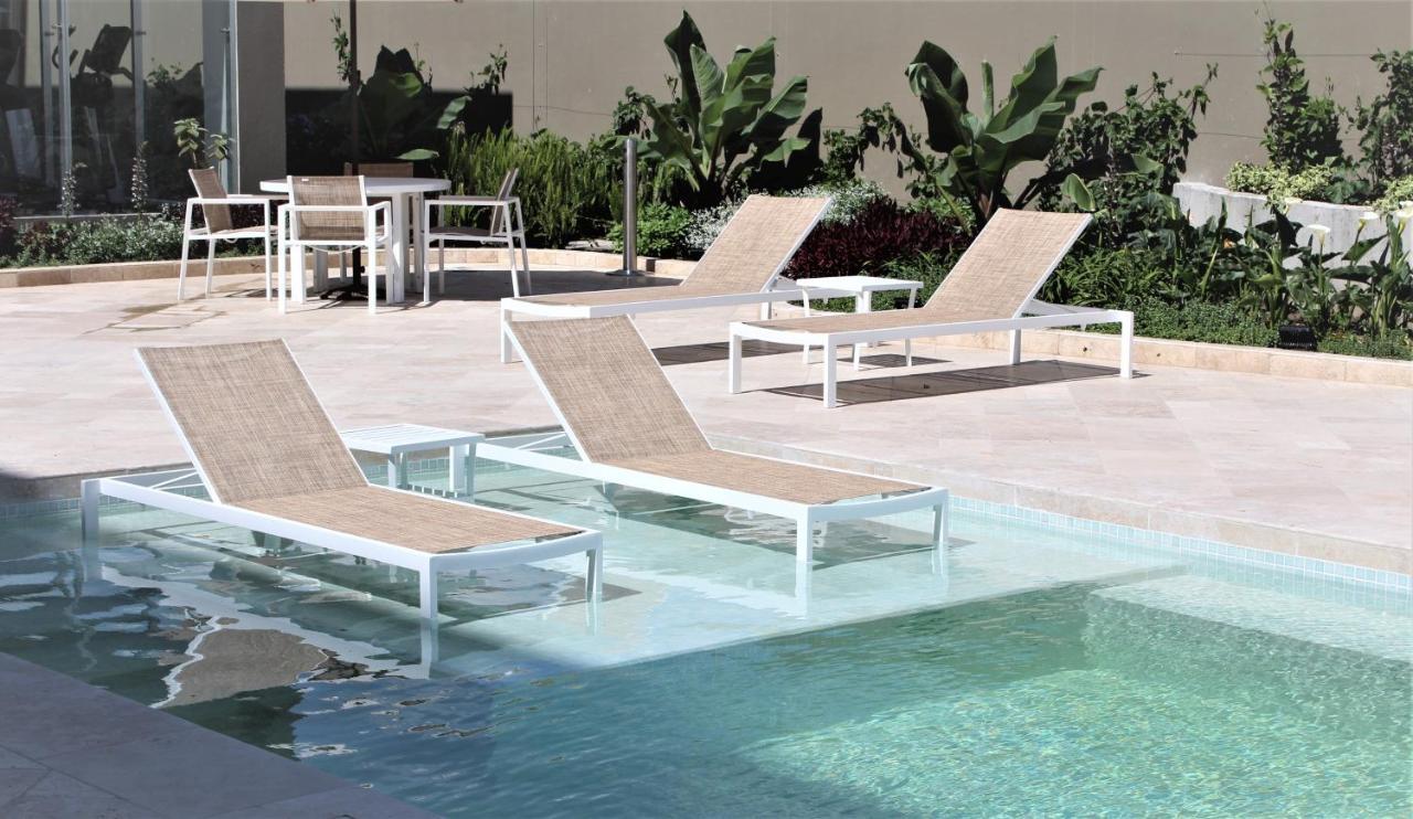 Holiday Inn - Quito Airport By Ihg Tababela Luaran gambar Sunbathing chairs